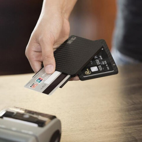 Визитница MagEZ UE Pitaka с 6 отсеками из углеволокна в рассрочку без первоначального взноса и переплат